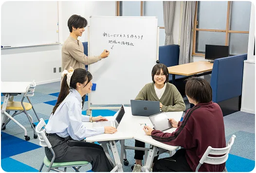 向かい合って話す生徒たち