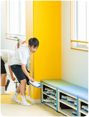 テーブルを囲む児童たち