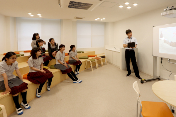 北鎌倉女子学園中学校・高等学校（ラウンジ）